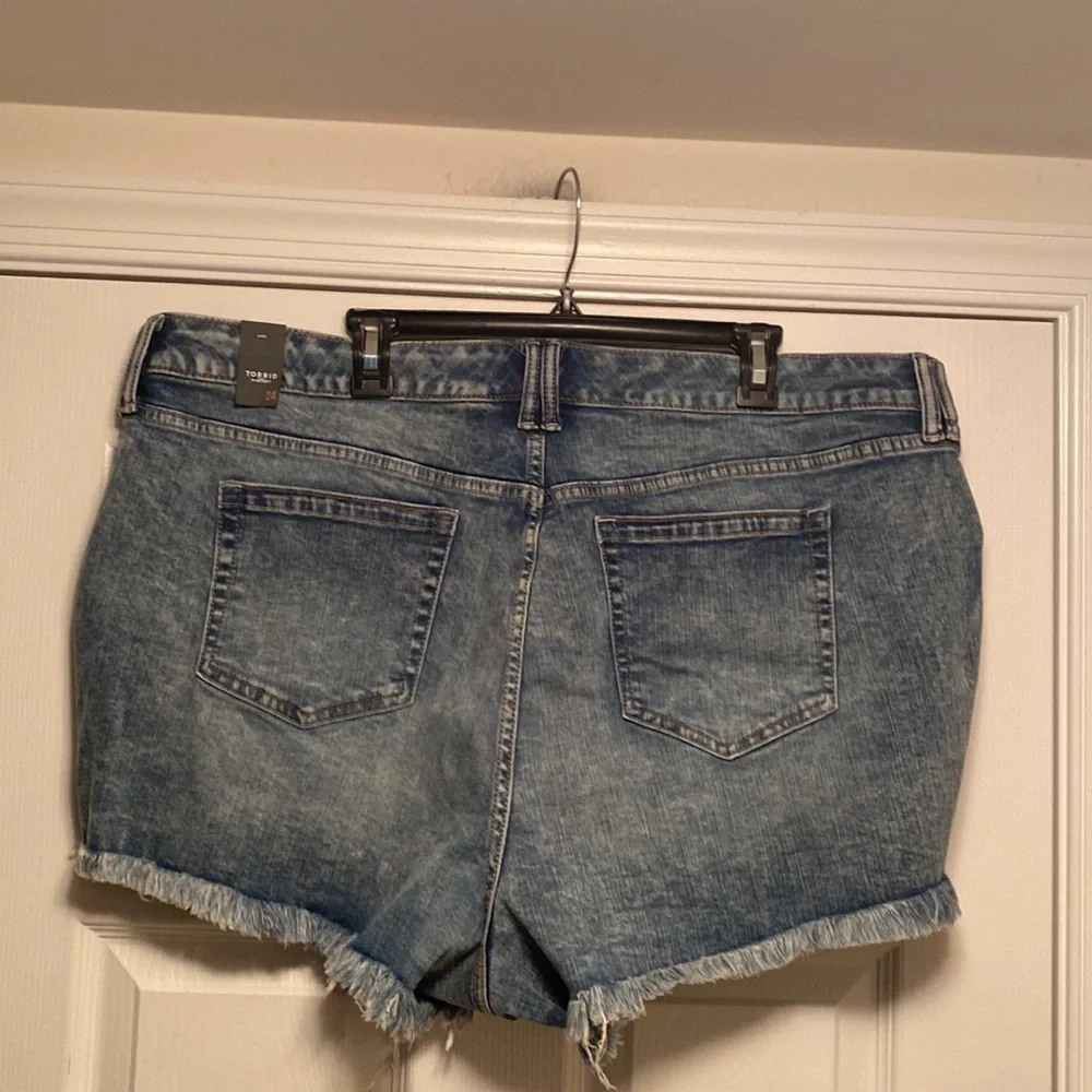 Brand New Torrid Light Wash Shorts..size 24 - Picture 2 of 5